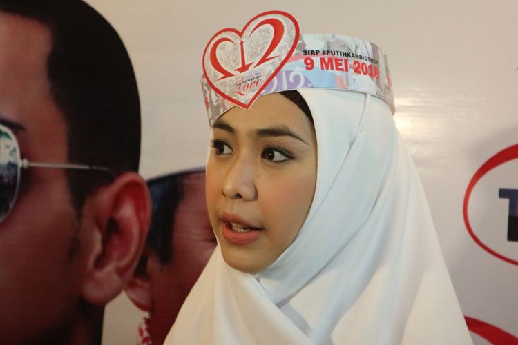 Oki Setiana Dewi saat diwawancarai usai jumpa pers Film 212 The Power Of Love di Epicentrum, Kuningan, Jakarta Selatan, Selasa (1/5/2018).