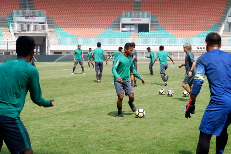 Para pemain tim nasional Indonesia berlatih di Stadion Pakansari, Cibinong, Rabu (2/5/2018), untuk persiapan melakoni laga terakhir PSSI Anniversary Cup 2018 melawan Uzbekistan di Stadion Pakansari, Cibinong, Kamis (3/5/2018).