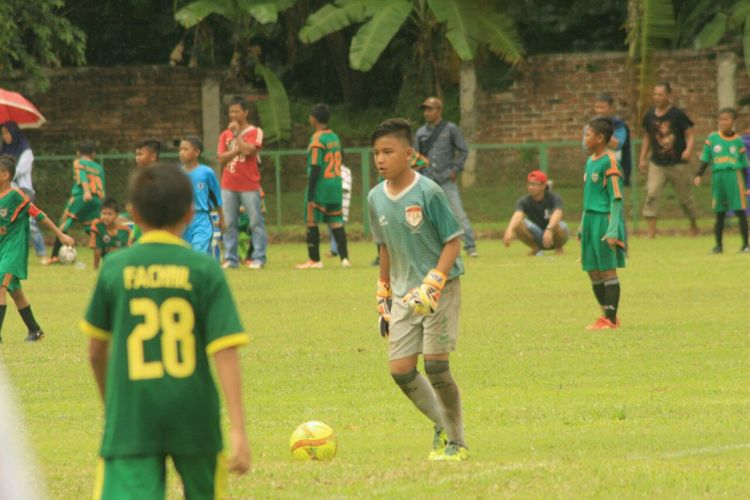 Muhammad Raffa Yasin menjalani latihan. Dia terpilih mewakili Indonesia dalam program sosial Football for Friendship (F4F). 