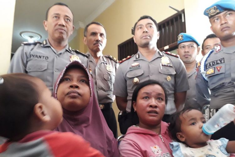 Keluarga Sulastri termasuk Bripka Riyanto saat di Mapolres Blora, Rabu (2/5/2018).‎