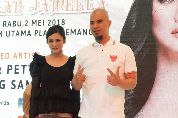 Penyanyi Mulan Jameela dan sang suami, Ahmad Dhani dalam peluncuran album 99 Vol 2 Patience di Atrium Plaza Semanggi, Jakarta Selatan, Rabu (2/5/2018).