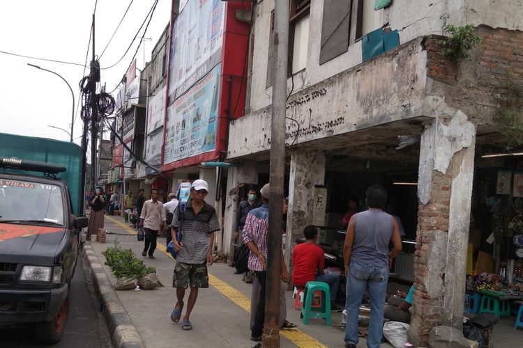 Pertokoan di Jalan Bekasi Barat, Jatinegara, siap dihiasi cat warna-warni, Kamis (3/5/2018)