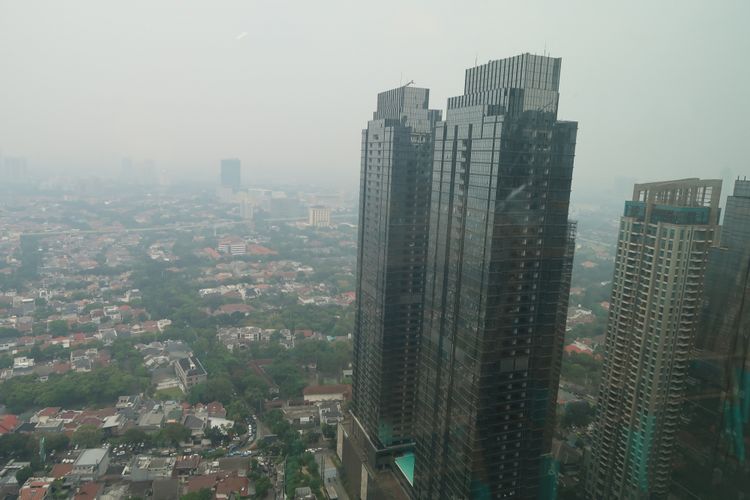 Pemandangan dari jendela besar di kedai Mbah Google.