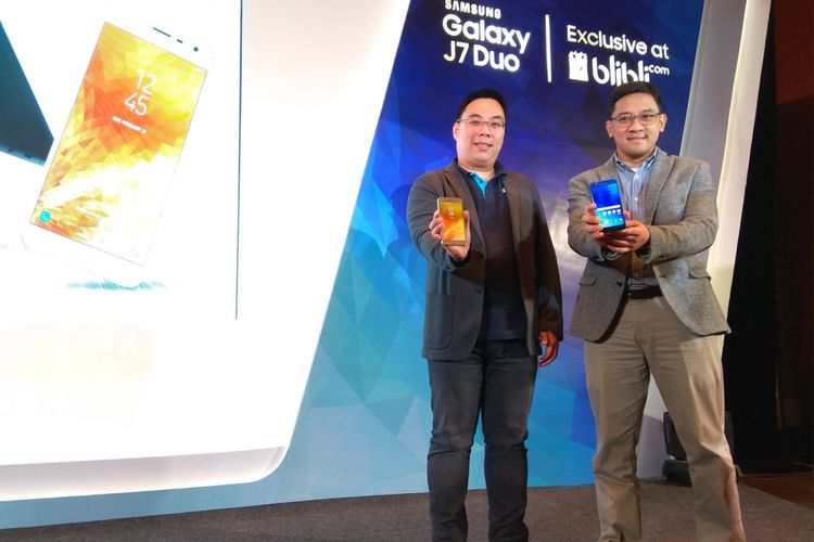 Denny Galant Head of Product Marketing IM Business Samsung Indonesia (kanan) dan perwakilan Blibli.com memamerkan ponsel terbaru Samsung, Galaxy J7 Duo dalam sebuah acara di Jakarta, Kamis (3/5/2018).