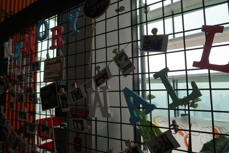 Memory Wall di salah satu sudut Kantor Google Indonesia, digunakan untuk memasang foto-foto momen kebersamaan.