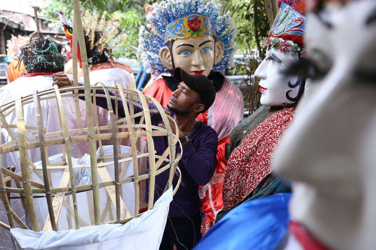 Salah satu perajin dari sanggar Al-Fathir menyelesaikan kerangka ondel-ondel dari bambu di Kampung Ondel-ondel  Kramat Pulo, Jakarta Pusat, Jumat (04/05/2018). Warga di permukiman padat penduduk ini banyak yang menggantungkan mata pencarian dengan membuat ondel-ondel ataupun mengamen dengan ondel-ondel.