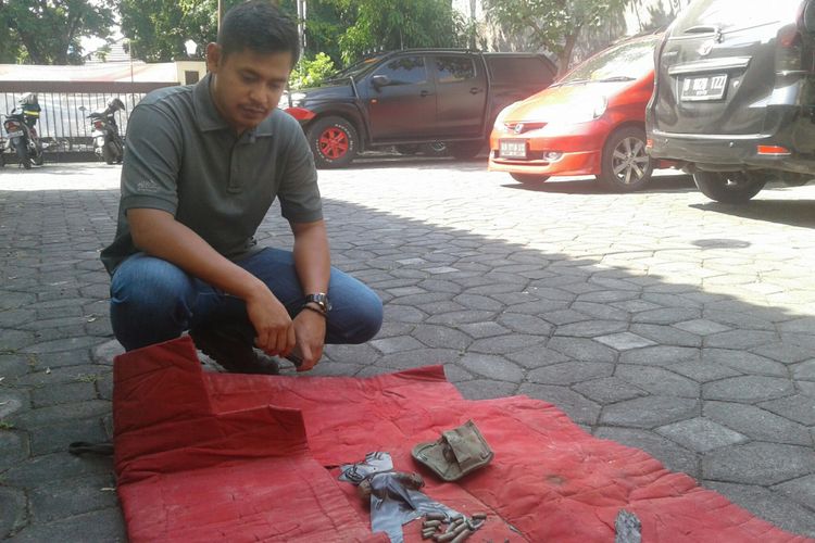 Petugas Polsek Laweyan, Solo, Jawa Tengab mengamankan granat nanas dan amunisi, Jumat (4/5/2018).