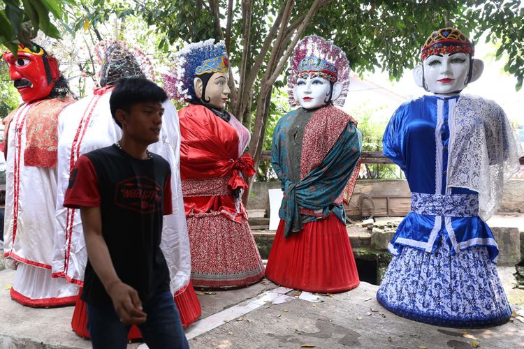 Sejumlah ondel-ondel hasil karya para perajin dari sanggar Al-Fathir dipajang di Kampung Ondel-ondel  Kramat Pulo, Jakarta Pusat, Jumat (04/05/2018). Warga di permukiman padat penduduk ini banyak yang menggantungkan mata pencarian dengan membuat ondel-ondel ataupun mengamen dengan ondel-ondel.