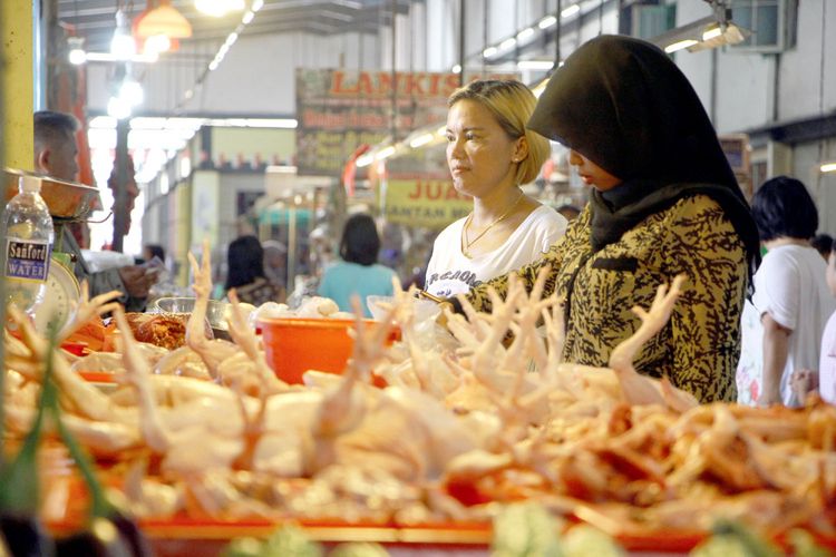Sepekan menjelang Ramadhan harga bahan pangan di Batam semakin naik. Misalnya, harga ayam potong kini mencapai Rp 35.000 per kilogram, Jumat (4/5/2018). 

