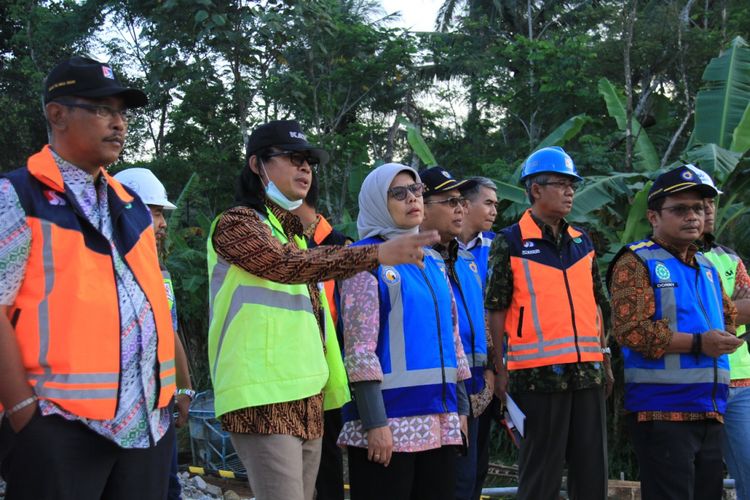 Direktur Utama PT Jasa Marga (Persero) Tbk Desi Arryani saat meninjau kesiapan jalur tol fungsional saat arus mudik Lebaran 2018.
