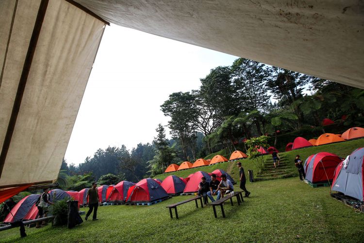 Para peserta konser rock di alam terbuka Rock Adventure di Tanakita Camping Ground, Sukabumi, Jawa Barat, Sabtu (5/5/2018). Mereka berkemah bersama di alam terbuka tidak jauh dari panggung konser rock ini.