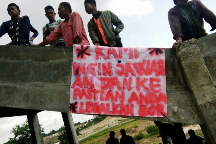Ratusan penambang minyak ilegal berdemonstrasi di DPRD Kabupaten Aceh Timur, Senin (7/5/2018).
