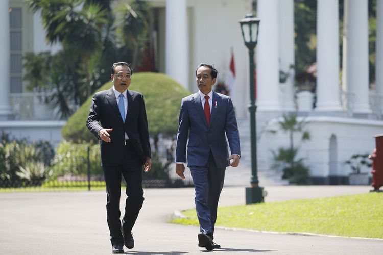 Presiden Joko Widodo (kanan) dan Perdana Menteri China Li Keqiang berjalan kaki bersama di lingkungan Istana Presiden, Bogor, Jawa Barat, Senin (7/5/2018). Selama kunjungannya di Indonesia, PM Li rencananya melakukan sejumlah agenda, antara lain pertemuan bilateral dengan Jokowi, mengunjungi Sekretariat ASEAN, dan menghadiri KTT Bisnis Indonesia-China.