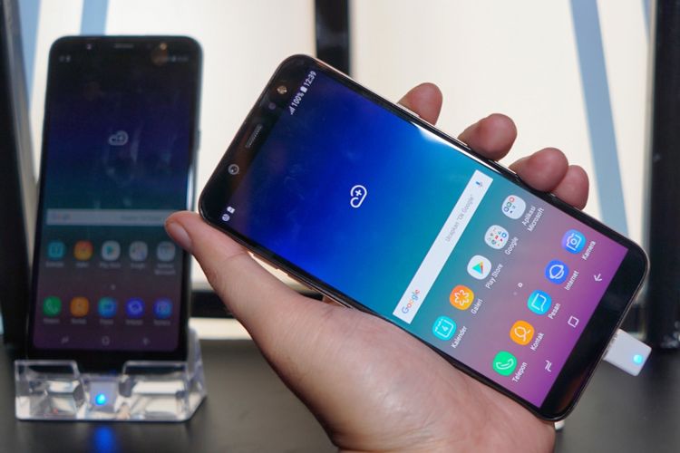 Sisi depan Galaxy A6 (kanan). Samsung menerapkan layar Super AMOLED Infinity Display dengan aspect ratio 18,5:9 sehingga tampilan Galaxy A6 menjadi seragam dengan ponsel-ponsel Galaxy seri anyar lainnya. Untuk Galaxy A6, bentang layarnya sebesar 5,6 inci.