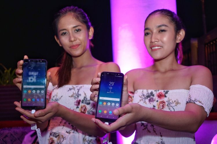 Model memamerkan Galaxy A6 (kanan) dan Galaxy A6 Plus dalam acara peluncurannya di Uluwatu, Bali, Senin (6/5/2018).