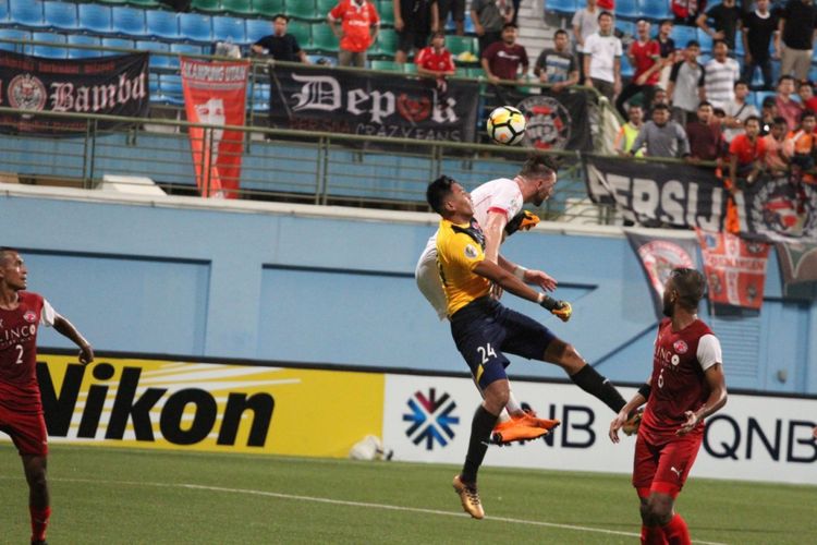 Duel udara antara kiper Home United, Rudy Khairulah (kuning) dengan striker Persija, Marko Simic, pada laga leg pertama semifinal Piala AFC zona ASEAN di Stadion Jalan Besar, Singapura, 8 Mei 2018. 
