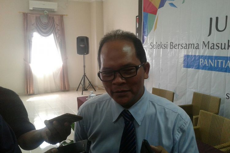 Ketua panitia Seleksi Bersama Masuk Perguruan Tinggi Negeri (SBMPTN) 2018 Panlok 44 Surakarta, Sutarno di Solo, Jawa Tengah, Selasa (8/5/2018).