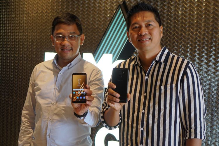 Denny Galant Head of Product Marketing IM Business dan IM Marketing Director Samsung Electronics Indonesia Jo Semidang (kanan) dalam sesi wawancara usai peluncuran smartphone Galaxy A6 dan Galaxy A6 Plus di Uluwatu, Bali, Selasa (8/5/2018).