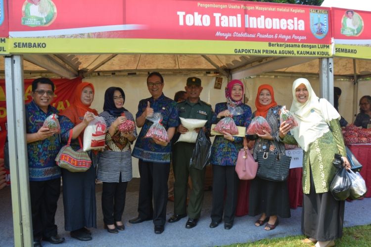 Caption : Dinas Pangan mengelar Toko Tani Indonesia (TTI), yakni Pameran dan  promosi hasil produksi paguyuban dan kelompok tani Salatiga. Kegiatan ini dihelat selama dua hari, mulai Selasa (8/5/2018) di Halaman Kecamatan Sidomukti, Salatiga.