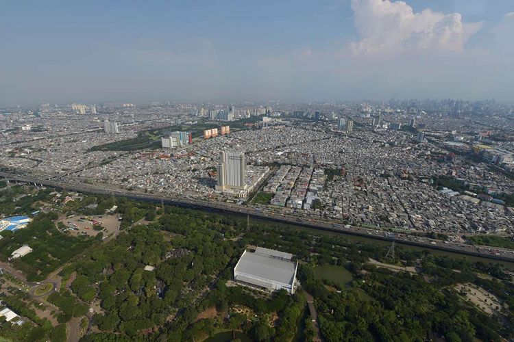 Pemandangan Kota Jakarta dilihat dari Helicity, helikopter milik PT Whitesky Aviation, saat mengudara di langit Jakarta, Kamis (29/3/2018). Helicity merupakan layanan sewa helikopter yang menawarkan sensasi wisata menikmati Kota Jakarta dari udara, sekaligus melayani transportasi antarkota.