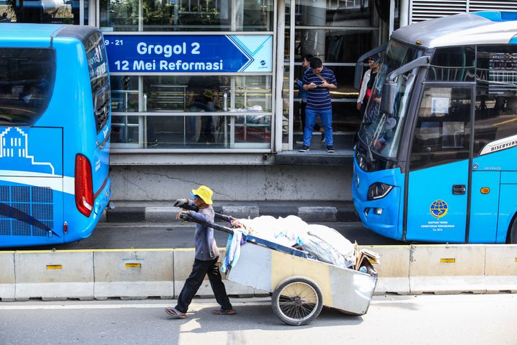 Warga menunggu kedatangan bus Transjakarta di Halte Grogol 2, 12 Mei Reformasi, Jakarta Barat, Rabu (9/5/2018). Halte 12 Mei Reformasi ini untuk memperingati peristiwa demonstrasi besar-besaran para mahasiswa pada 12 Mei 1998 yang berujung pada tumbangnya rezim Orde Baru dan mengenang empat mahasiswa yakni, Elang Mulia Lesmana, Heri Hertanto, Hafidin Royan, dan Hendriawan Sie yang meninggal akibat terjangan peluru saat berunjuk rasa di Kampus Universitas Trisakti.