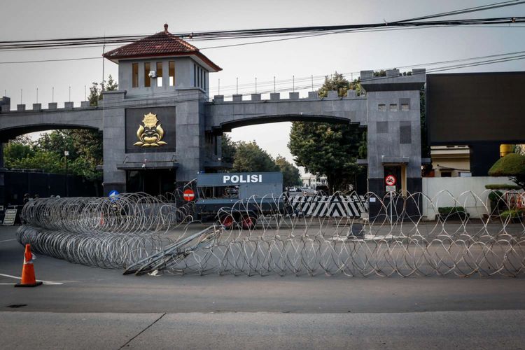 Suasana penjagaan pasca kerusuhan di Mako Brimob, Depok, Jawa Barat, Rabu (9/5/2018). Kerusuhan terjadi di dalam rutan yang ada di lokasi tersebut pada Selasa (8/5/2018) malam.