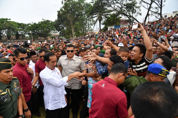 Presiden Jokowi di Kabupaten Rokan Hilir, untuk meluncurkan program peremajaan sawit rakyat, Rabu (9/5/2018).