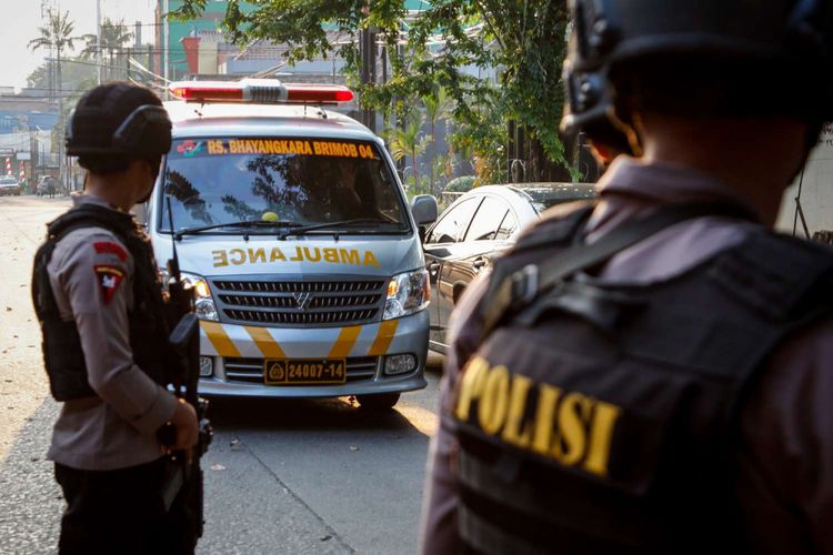 Mobil ambulance melintas pasca kerusuhan di Mako Brimob, Depok, Jawa Barat, Rabu (9/5/2018). Kerusuhan terjadi di dalam rutan yang ada di lokasi tersebut pada Selasa (8/5/2018) malam.