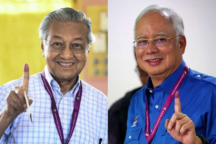 Politisi senior Malaysia Mahathir Mohamad (kiri) dan Perdana Menteri Malaysia Najib Razak menunjukkan jarinya yang bertinta setelah memberikan suaranya dalam pemilhan umum, di tempat pemungutan suara di Malaysia, Rabu (9/5/2018). Pemilu yang berlangsung hari ini menjadi pertarungan sengit Perdana Menteri Petahana Najib Razak, dan mantan PM Mahathir Mohamad.