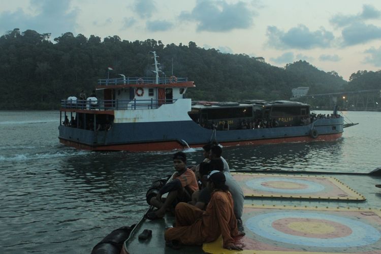 Armada bus Mako Brimob yang membawa 145 narapidana teroris diangkut oleh Kapal Pengayoman milik Kemenkumham untuk menyeberang dari Dermaga Wijayapura, Cilacap menuju Dermaga Sodong, Nusakambangan, Kamis (10/5/2018)