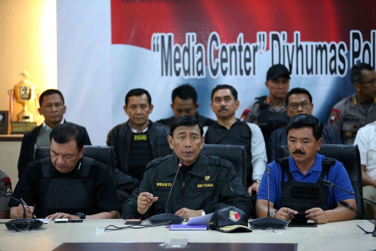 Menteri koordinator Bidang Politik, Hukum dan Kemanan (Menko Polhukam) Wiranto (tengah) memberikan keternag pers kronologis mengenai kerusuhan di Mako Brimob Kelapa Dua, Depok, Jawa Barat, Kamis (10/5/2018). Sebanyak 155 narapidana terorisme yang menguasai Rutan Cabang Salemba Mako Brimob menyerahkan diri setelah dilakukan operasi Polri.