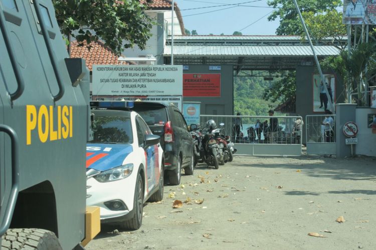 Kondisi gerbang Dermaga Wijayapura, Cilacap, Jawa Tengah, pintu masuk ke Pulau Nusakambangan, Kamis (10/5/2018), jelang kedatangan napi teroris dari Mako Brimob Depok.