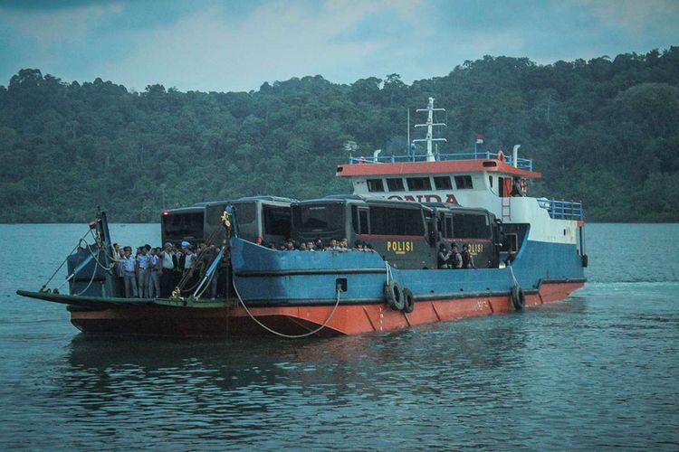 Delapan armada bus Mako Brimob yang membawa 145 narapidana teroris diangkut oleh Kapal Pengayoman milik Kemenkumham untuk menyeberang dari Dermaga Wijayapura, Cilacap menuju Dermaga Sodong, Nusakambangan, Kamis (10/5/2018). Para narapidana tindak pidana terorisme yang terlibat kerusuhan di Mako Brimob Kelapa Dua, Depok, dipindahkan ke tiga Lapas di Pulau Nusakambangan.