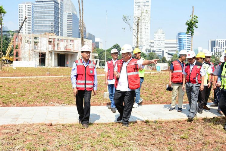 Menteri Pekerjaan Umum dan Perumahan Rakyat (PUPR) Basuki Hadimuljono saat mengecek kesiapan venue Gelora Bung Karno (GBK) Senayan, Jakarta, Kamis (10/5/2018).