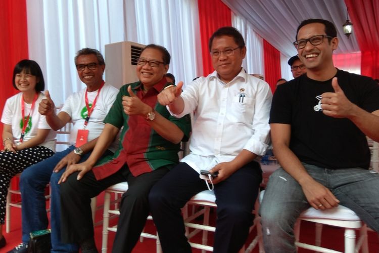 kanan ke kiri) CEO Gojek Nadiem Makarim, Menkominfo Rudiantara, Menteri UKM dan Koperasi Ngurah Puspayoga, Komisaris Gojek Ronald Waas dalam acara Pasar Malam Hari Kuliner Nasional Go Food di kawasan senayan, Jumat (11/5/2018)