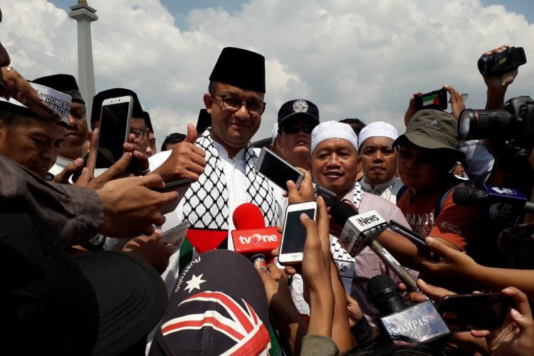 Gubernur DKI Jakarta Anies Baswedan memberikan keterangan kepada wartawan seusai menghadiri Aksi Solidaritas Baitul Maqdis di Lapangan Monas, Jumat (11/5/2018).
