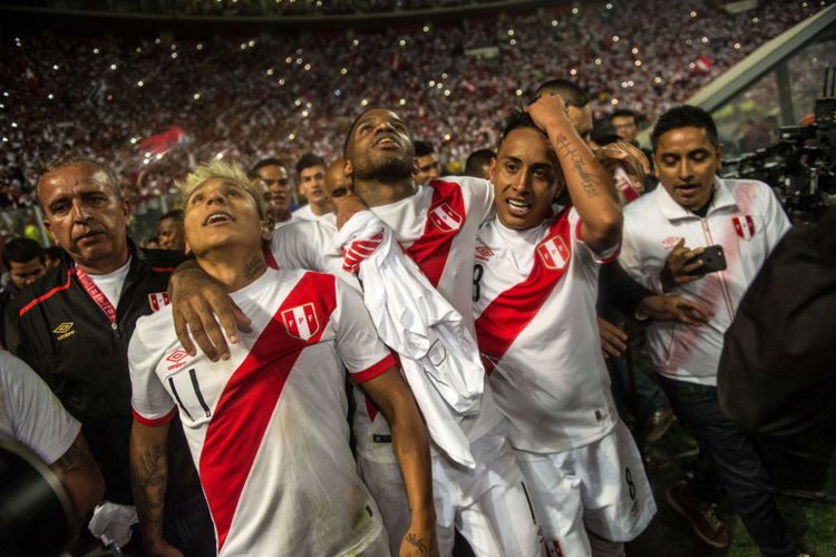 Para pemain Peru merayakan keberhasilan lolos ke Piala Dunia 2018 setelah menang atas Selandia Baru di Lima, 15 November 2017. 