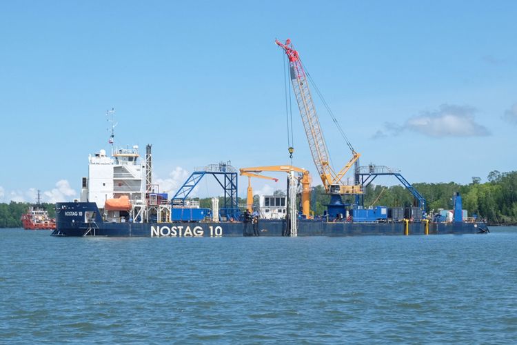 Kapal Nostag 10 yang digunakan untuk meletakkan kabel serat optik di laut dangkal Teluk Bintuni, Jumat (11/5/2018).