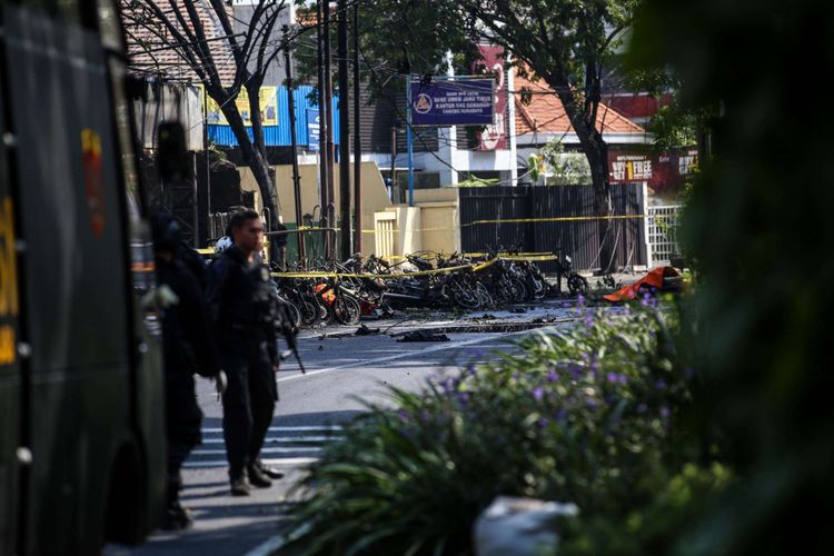 Suasana setelah ledakan bom di Gereja Pantekosta Pusat Surabaya (GPPS) di Jalan Arjuna, Surabaya, Jawa Timur, Minggu (13/5/2018). Akibat ledakan itu, 5 mobil dan 30 motor terbakar.