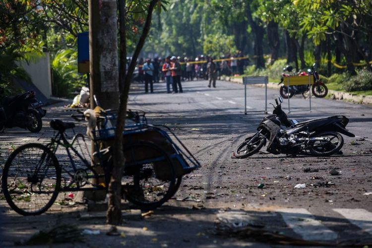 Suasana setelah ledakan bom di Gereja Santa Maria Tak Bercela di Jalan Ngagel Jaya Utara, Surabaya, Jawa Timur, Minggu (13/5/2018). dua orang tewas dan 13 orang menderita luka akibat ledakan di Gereja Santa Maria Tak Bercela.
