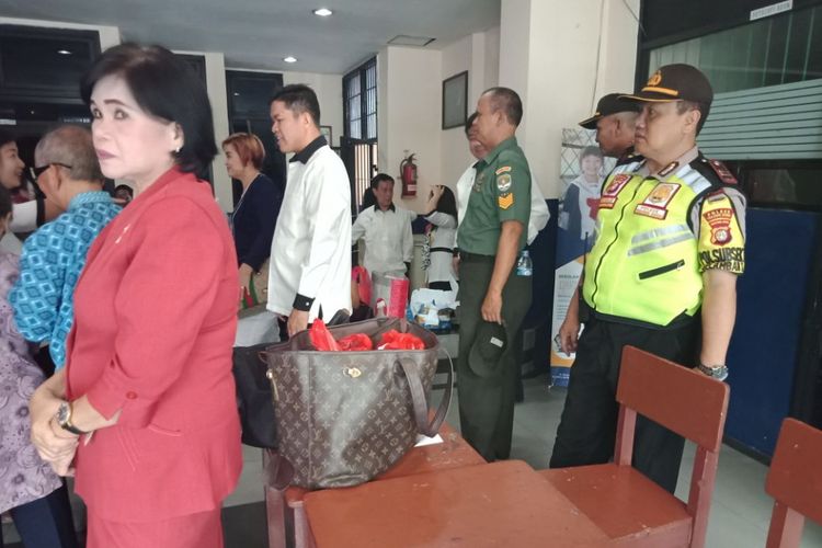 Petugas kepolisian Polsek Tanjung Duren amankan sejumlah gereja di wilayahnya Minggu (13/5/2018)