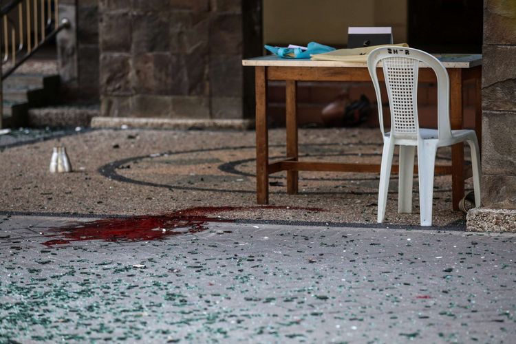 Suasana setelah ledakan bom di <a href='https://medan.tribunnews.com/tag/gereja-santa-maria-tak-bercela' title='Gereja Santa Maria Tak Bercela'>Gereja Santa Maria Tak Bercela</a> di Jalan Ngagel Jaya Utara, Surabaya, Jawa Timur, Minggu (13/5/2018). dua orang tewas dan 13 orang menderita luka akibat ledakan di <a href='https://medan.tribunnews.com/tag/gereja-santa-maria-tak-bercela' title='Gereja Santa Maria Tak Bercela'>Gereja Santa Maria Tak Bercela</a>.