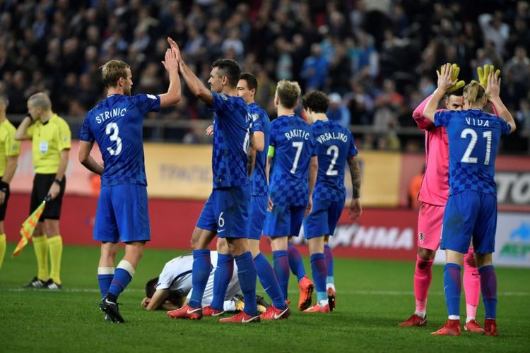 Para pemain Kroasia merayakan keberhasilan lolos ke Piala Dunia 2018 seusai menyisihkan Yunani di Piraeus, 12 November 2017. 