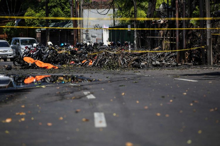 Suasana setelah ledakan bom di Gereja Pantekosta Pusat Surabaya (GPPS) di Jalan Arjuna, Surabaya, Jawa Timur, Minggu (13/5/2018). Akibat ledakan itu, 5 mobil dan 30 motor terbakar.