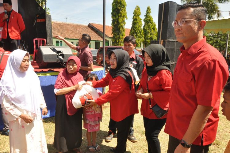 Anggota Komisi IV DPR RI Juliari P Batubara menggelar pasar murah di Kecamatan Susukan, Kabupaten Semarang, Minggu (14/5/2018) siang.