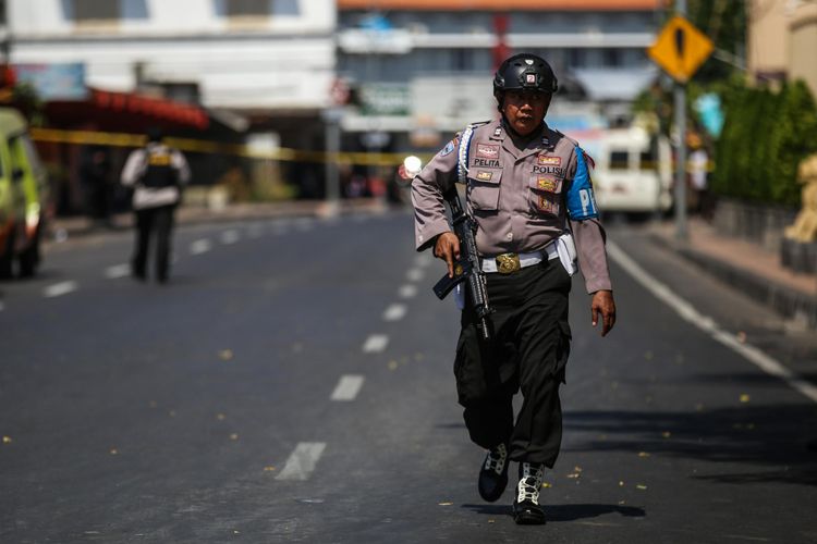 Anggota kepolisian berjaga disekitar wilayah Mapolrestabes Surabaya, Jawa Timur, Senin (14/5/2018). sekitar pukul 08.50 WIB, menyebabkan 4 anggota polisi dan 6 warga terluka.