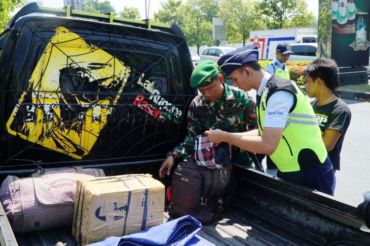 Petugas keamanan memeriksa kendaraan yang hendak memasuki bandara Internasional Ahmad Yani Semarang, Senin (14/5/2018)