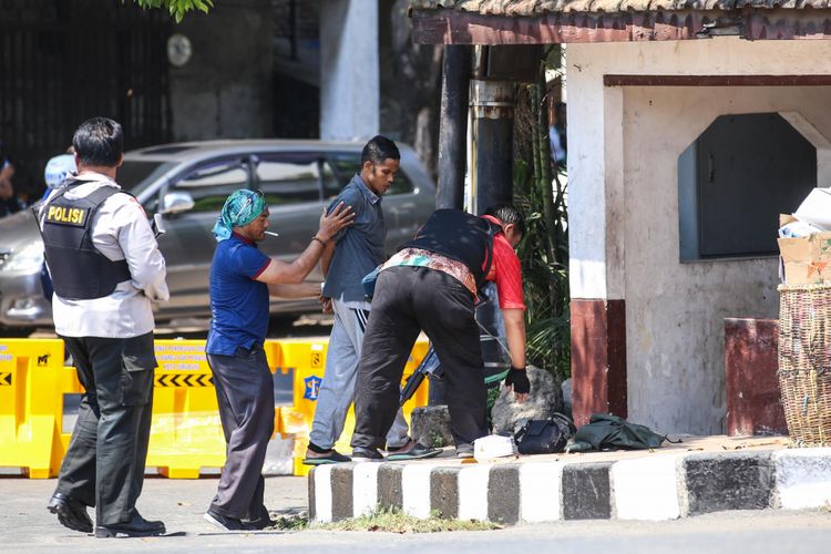 Polisi memeriksa seorang yang dicurigai membawa tas berisi bom di kawasan Mapolrestabes Surabaya, Jawa Timur, Senin (14/5/2018). sekitar pukul 08.50 WIB, menyebabkan 4 anggota polisi dan 6 warga terluka.