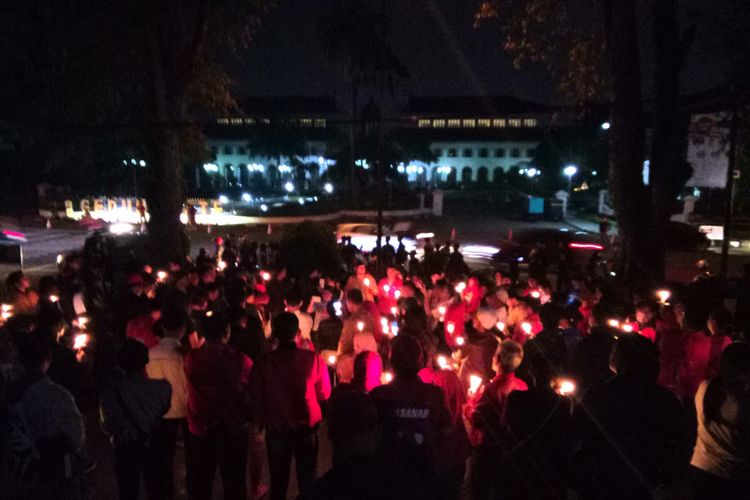 Tampak warga kota bandung tengah menggelar aksi solidaritas malam 1.000 lilin, mereka  mengutuk aksi terorisme yang terjadi di Surabaya, Jawa Timur pada Minggu (13/5/2018). 