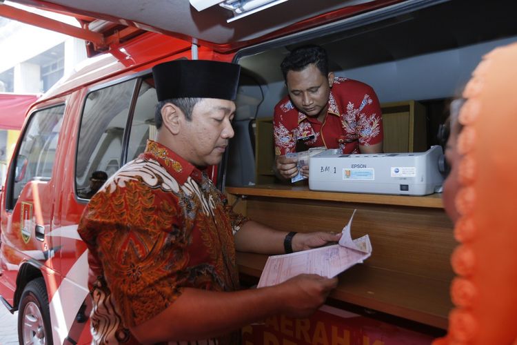 Wali Kota Semarang, Hendrar Prihadi, meluncurkan aplikasi e-SPOP atau surat pemberitahuan objek pajak online di Hall Balai Kota Semarang, Senin (14/5/2018)